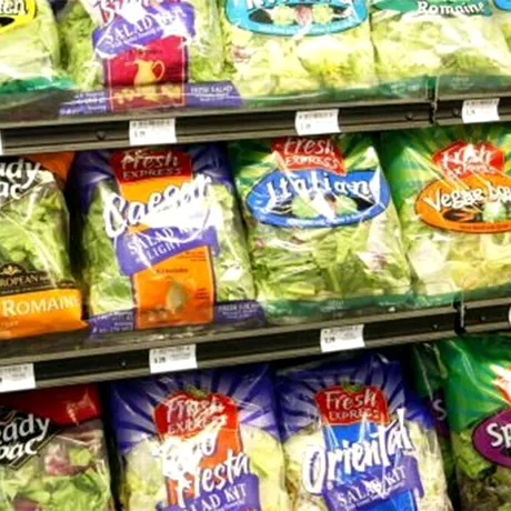 Trebuie sau nu spălată salata la pungă cumpărată din supermarket? Ce au descoperit oamenii de știință