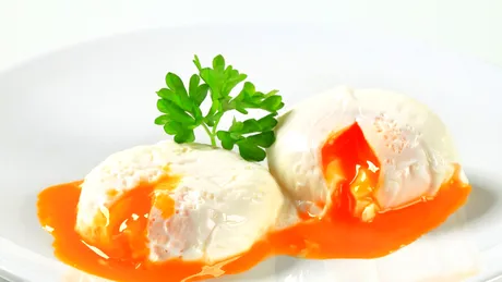 Tehnica neașteptată pentru ouă poșate delicioase: câte minute se fierbe oul pentru un gălbenuș moale