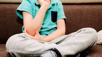 „Dureri de creștere” sau artrită juvenilă? Semnele care ar trebui să îi trimită pe părinți la medic
