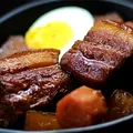 Cum fac japonezii „tochitură dobrogeană”. Ce este Buta no Kakuni și de ce seamănă surprinzător de mult cu preparatul românesc