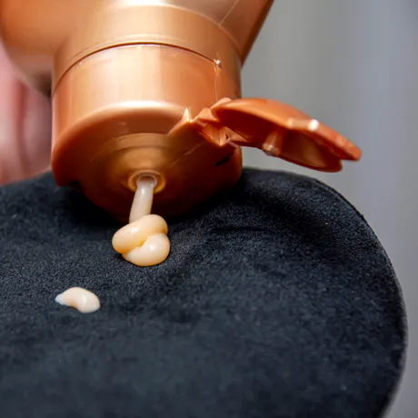 Cu ce se curăță petele de autobronzant de pe piele și de pe haine