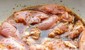 Cât timp trebuie marinată, de fapt, carnea pentru gust perfect și textură fragedă