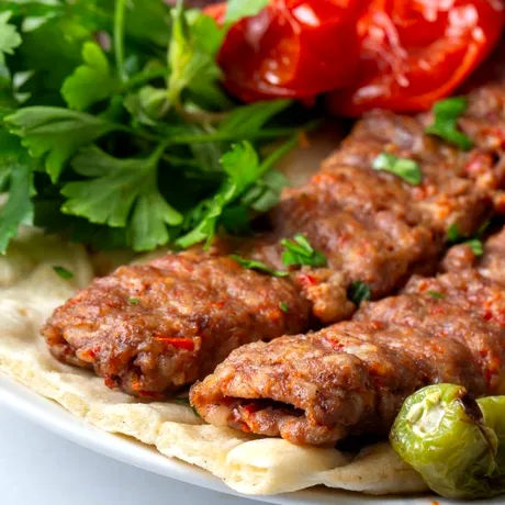 Ce pun turcii în Adana Kebab să iasă carnea suculentă