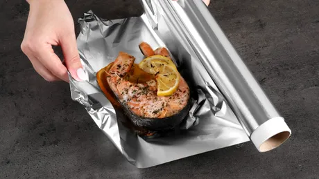 Motive pentru a NU mai folosi folia de aluminiu. Avertismentul medicului Adina Alberts