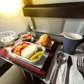De ce nu este recomandat să mănânci de pe măsuța din avion. Avertismentul unei însoțitoare de zbor / VIDEO