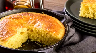 Mălai spoit ca la Gorj sau turtă. Rețeta tradițională care te duce direct la gustul copilăriei