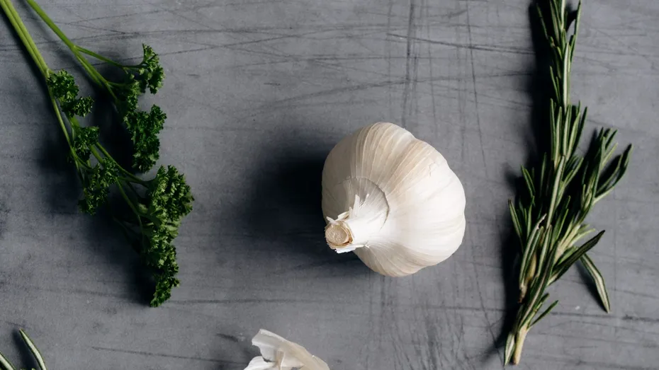 Congestia nazală: riscuri la care te expui dacă introduci usturoi în nas