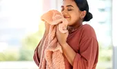 Ingredientul banal pe care să îl pui în mașina de spălat pentru un miros mai proaspăt. Costă doar 3 lei și poate înlocui cu succes balsamul de rufe