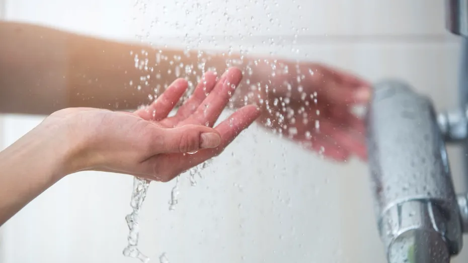 Care sunt beneficiile și riscurile asociate dușurilor reci? Sfaturi utile