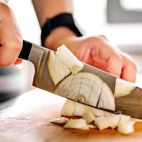 Tocană de ceapă de post. Rețeta simplă și gustoasă care transformă un ingredient banal într-un preparat savuros