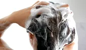 Ce să pui în șampon ca să nu îți mai cadă părul. Remediul natural care te ajută