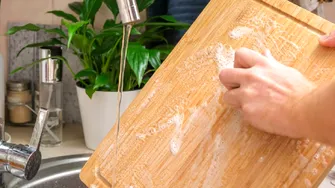 Tocătoarele din lemn și din plastic: avantaje, dezavantaje și care este alegerea mai sigură pentru bucătărie