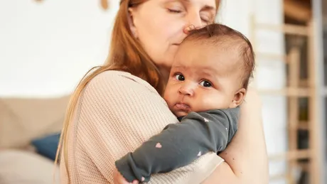 Bebelușul tușește? Motivul înfiorător pentru care să nu îi dai MIERE. Îi pui viața în pericol!