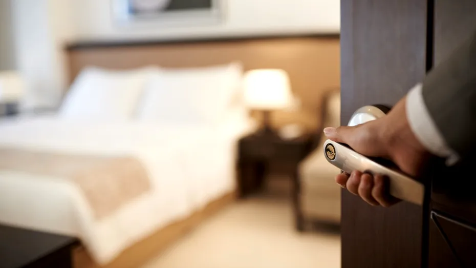 Cum te „conving” hotelurile să cheltuiești mai mulți bani fără să îți dai seama