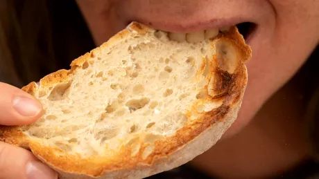 Te dor dinții când muști din pâine? Afecțiuni care pot sta în spatele acestui simptom