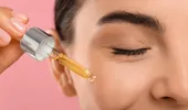 Folosești un ser facial scump, dar nu vezi rezultate? Cel mai probabil faci această greșeală de aplicare