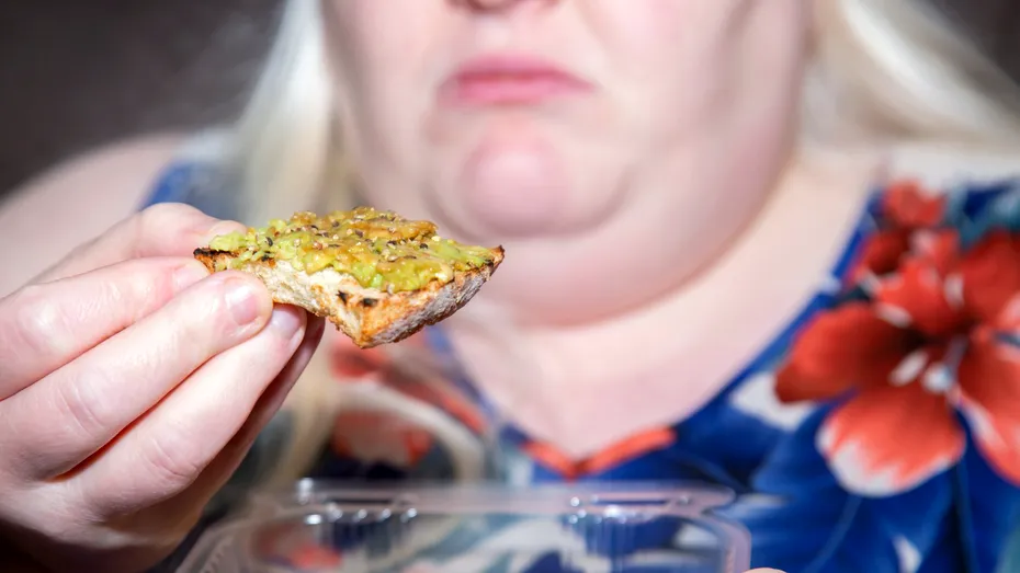 Mâncatul emoțional, un pansament sufletesc înșelător. 10 sfaturi de la nutriționist