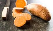 Cartofi dulci falși? Cum să îi verifici acasă și ce rețete ușoare poți prepara din ei