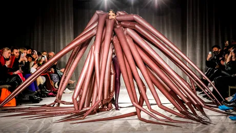 Designerul Jack Irving, prezentare de modă inedită, la Săptămâna Modei din Londra