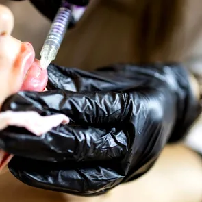 Trendul fetelor minore din România care le poate marca pe viață. Medicul Ana Clima trage un puternic semnal de alarmă: „Vin cu mamele de mână să își mărească buzele”