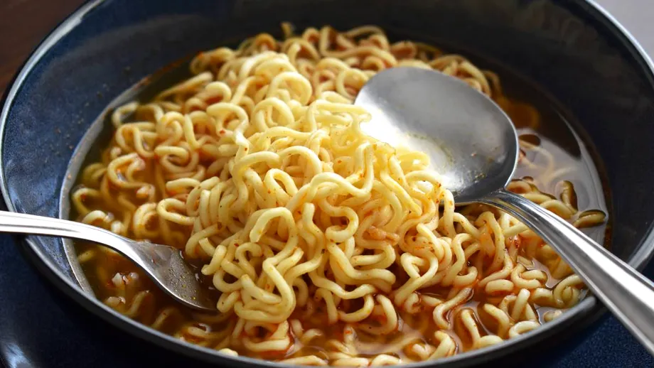 Alimente care îți „sufocă” organele. Cum se modifică inima, creierul sau oasele când mănânci chips-uri sau supă la plic