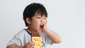 Alimentele care ne distrug dinții. Le mâncăm din primii ani de viață!