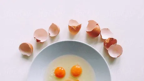 Cât de sănătos este să mănânci ouă crude?