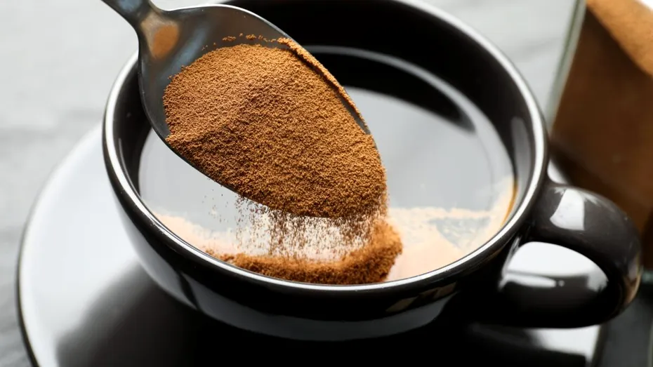Ingredientul pe care tot mai mulți îl pun în cafea pentru a reduce balonarea și inflamația