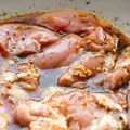 Cât timp trebuie marinată, de fapt, carnea pentru gust perfect și textură fragedă
