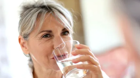 A bea apă în timpul mesei este o greșeală? Nu, este un mit!