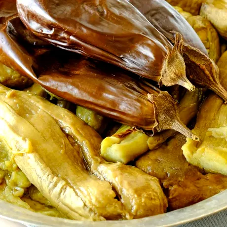 Vinete coapte păstrate în borcane pentru iarnă. Metoda simplă prin care le poți avea la îndemână pentru salată