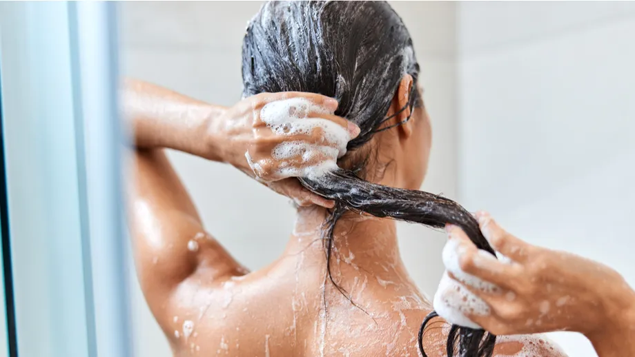 Cât de des este sănătos să-ți speli părul?