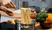 Toți fac asta greșit când fierb pastele. Un chef spune exact câtă sare trebuie să pui în oală