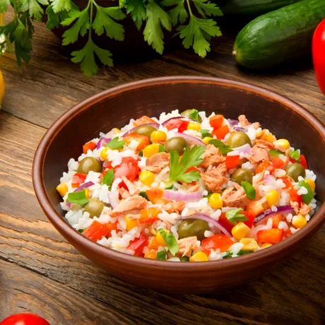 Salata rece de orez ca în Italia. Rețeta simplă și plină de savoare pe care o vei prepara toată vara