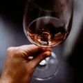 Câte pahare de vin beau zilnic oamenii care trăiesc până la 100 de ani. Secretul longevității din „Zonele Albastre”