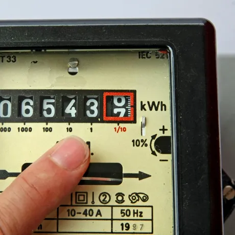 Cum se pot folosi cardurile de energie. Detaliile de pe facturi la care să fie atenți românii cu venituri mici!