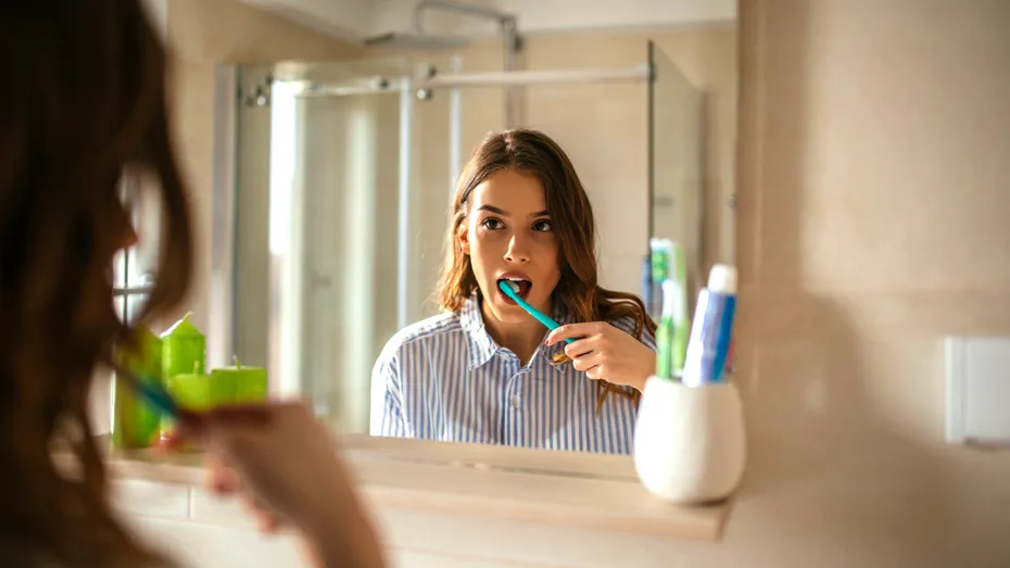 Spălatul pe dinți dimineața sau seara? Când este cel mai important?