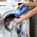 Crezi că hainele ies mai curate? Ce se întâmplă, de fapt, dacă pui prea mult detergent
