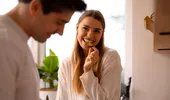 De ce este important să flirtezi cu partenerul chiar și după ani de relație. Gesturile mici care pot reaprinde apropierea
