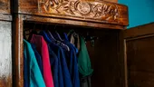 Mirosul urât din dulap nu vine de la detergent. Greșeala pe care o fac milioane de oameni fără să-și dea seama