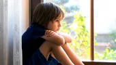 Copiii cu autism în izolare: cât de greu le este lor şi părinţilor lor
