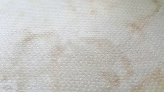 Cum cureți petele de pe saltea. Ingredientul ieftin care se găsește în orice supermarket