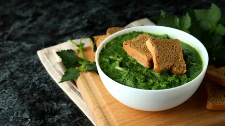 Mâncare de urzici cu usturoi, pregătită după o rețetă de la mănăstiri! Perfectă pentru zilele de post