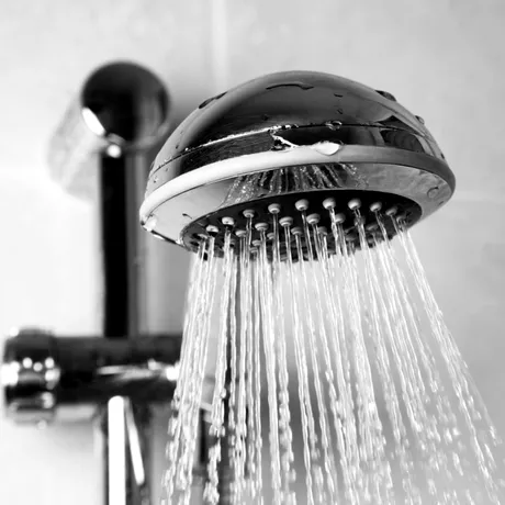 Capul de duș vechi îți poate crea probleme: când e timpul să-l schimbi?