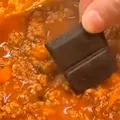 Motivul pentru care celebrele „nonas” din Italia adaugă o bucățică de ciocolată în sosul Bolognese pentru paste