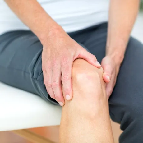 Durerea de genunchi, tot mai întâlnită la persoanele cu vârsta cuprinsă între 30 și 40 de ani. Iată cauzele și măsurile de prevenire