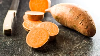 Cartofi dulci falși? Cum să îi verifici acasă și ce rețete ușoare poți prepara din ei