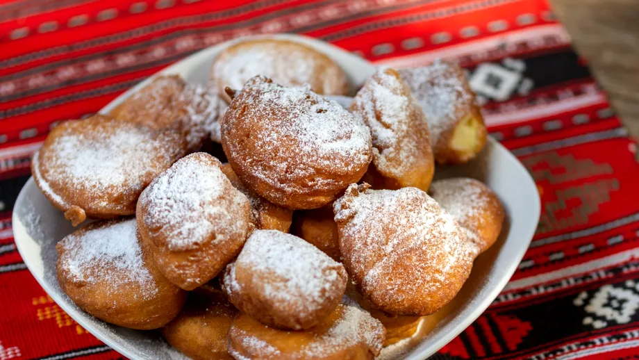 Rețetă delicioasă de gogoși la cuptor. Ies foarte pufoase și numai bune de mâncat cu zahăr pudră