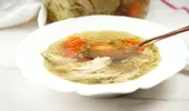 Așa faci cea mai bună ciorbă de pui. Gospodinele din Oltenia folosesc un ingredient secret!