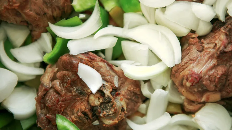 Ce se pune în stufatul de miel ca să nu ai probleme cu ficatul. 2 ingrediente obligatorii